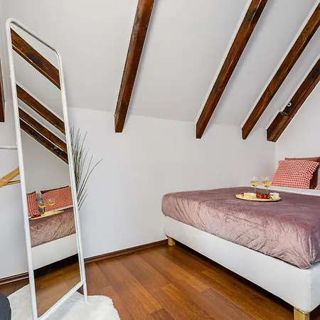 Lumina Duplex In Old Town Apartment *